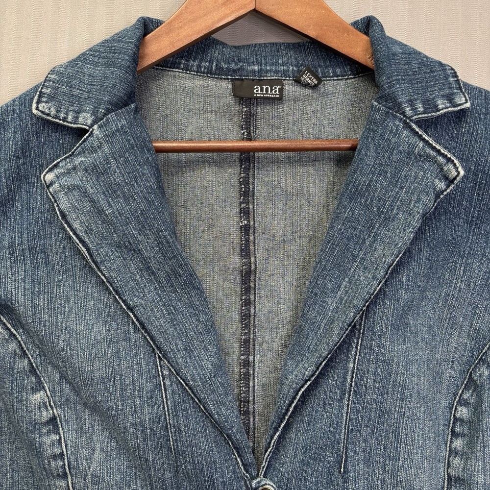 a.n.a Denim Blazer Jacket 1X Medium Wash Blue Button Front Cropped Y2K - Picture 7 of 14